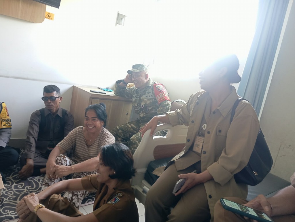 Babinsa dan Staf Desa Bakas Jenguk Warga Binaan di Rumah Sakit Negari