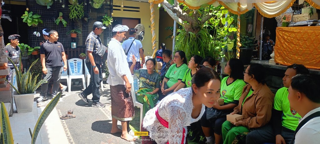 Wujud Empati dan Kekeluargaan, Keluarga Besar Kodim Klungkung Melayat ke Rumah Duka Ayahanda Prajurit Yang Meninggal Dunia