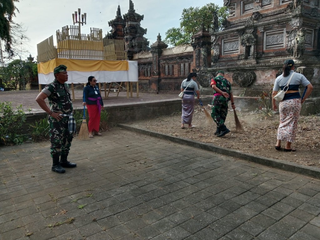 Forkopimcam Banjarangkan Pimpin Kerja Bakti Bersihkan Area Pura Kentel Gumi Jelang Karya Agung