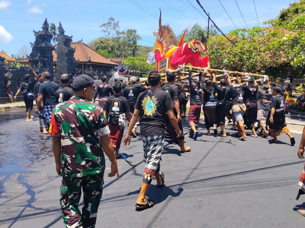 Babinsa Dawan Klod Kawal Upacara Ngaben, Pastikan Aman dan Khidmat,