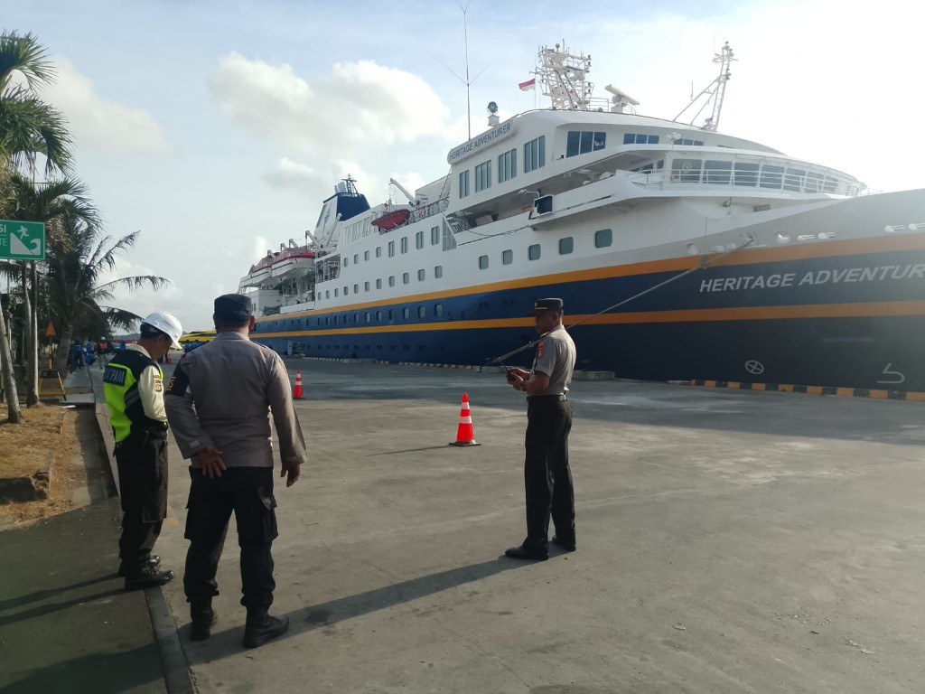 Personil Polsek Kawasan Pelabuhan Benoa Pantau Kedatangan Kapal Pesiar MV. HERITAGE ADVENTURER