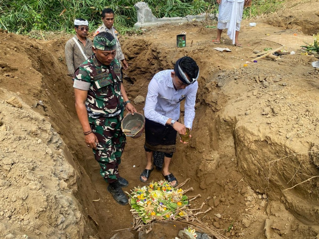 TNI AD Hadir Untuk Rakyat, Pembangunan Jembatan Garuda Desa Nyanglan Dimulai, Danramil Banjarangkan Hadiri Peletakan Batu Pertama
