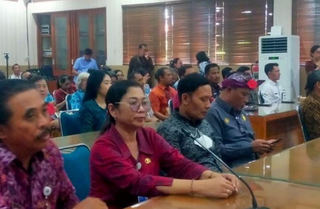 Bupati Klungkung Serahkan Lampion Kepada Majelis Agama Khonghucu Indonesia Klungkung, Pasiter Kodim Turut hadir