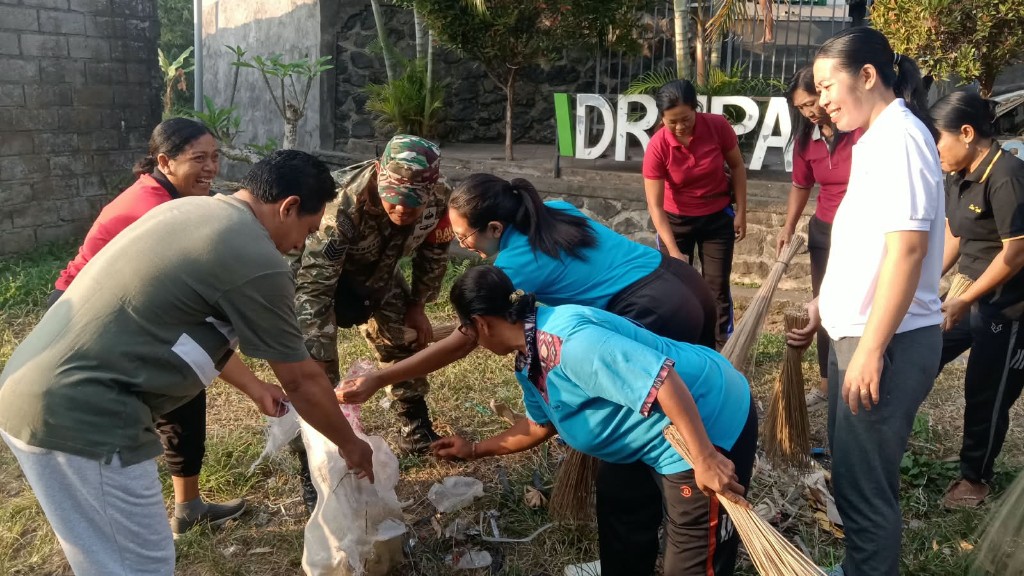 Babinsa Koramil Klungkung Pelopori Bersih Sampah di Desa Tegak