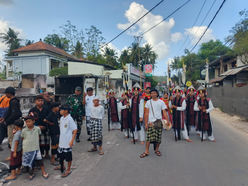 Aparat gabungan di Nusa Penida Gelar Pengamanan Upacara Ngaben...