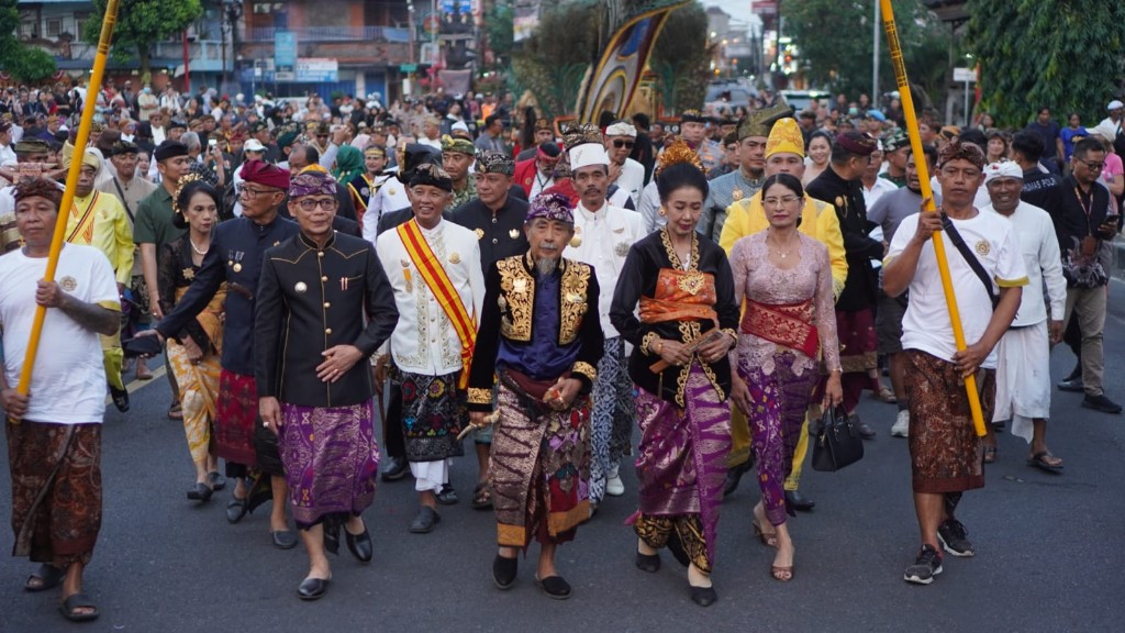 Angayu Bagia Tahun ke XVI Abhiseka Ida Dalem Raja Klungkung Xll Digelar, Dandim Klungkung Hadir Dampingi Kapok Sahli Pangdam lX/Udayana  