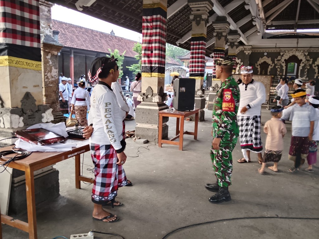 Hadir Ditengah Tradisi dan Adat, Dua Babinsa Jajaran Kodim Klungkung  Gelar Pengamanan Upacara Piodalan