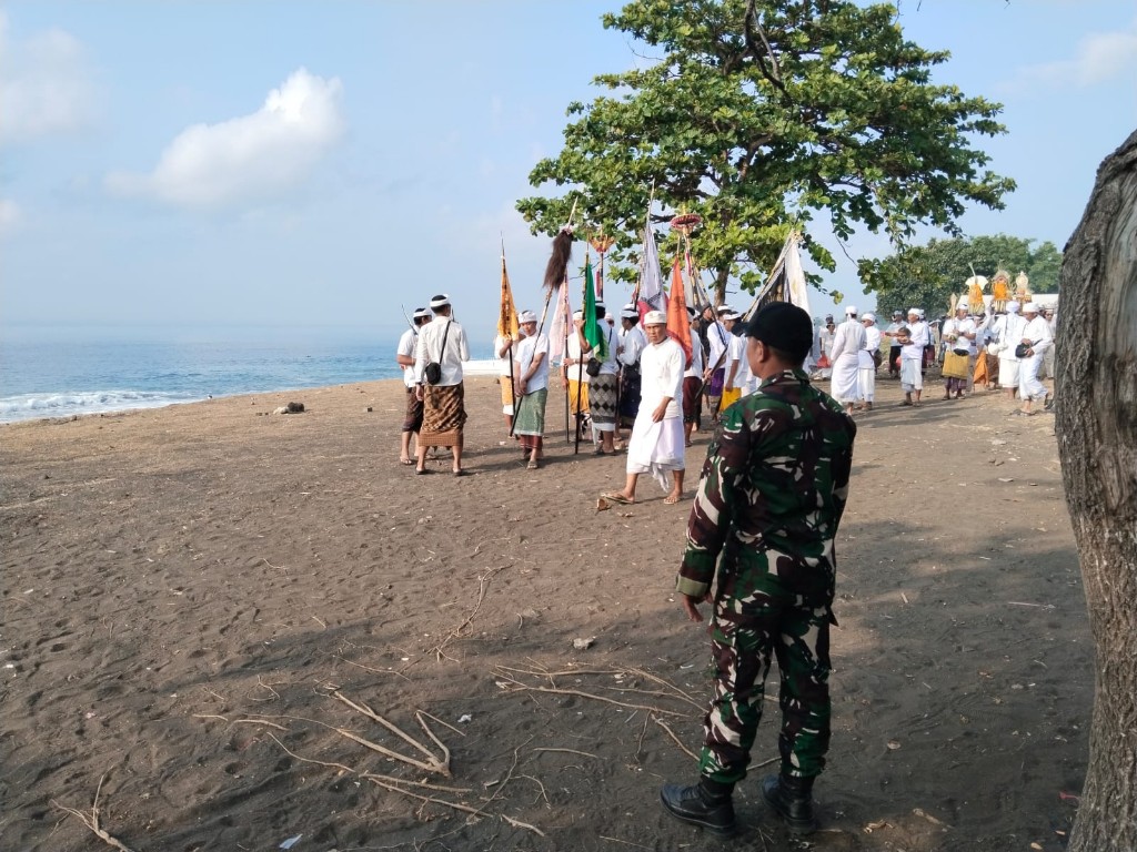 Aparat TNI Polri dan Pecalang di Desa Selat Bersatu Amankan Upacara keagamaan