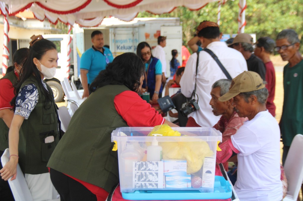Peduli dan Tingkatkan Kesehatan Warga, Dansatgas TMMD 130 Kodim Klungkung Gelar Pengobatan Gratis
