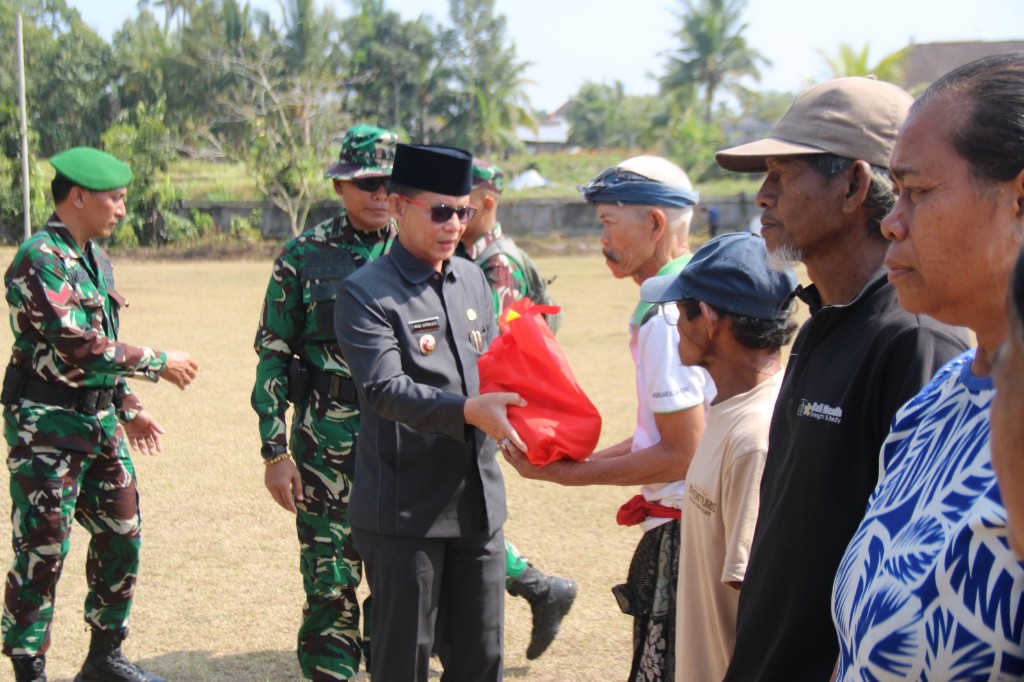 Peduli Warga Kurang Mampu, Satgas TMMD Kodim 1610/Klungkung Serahkan Sembako di Pembukaan TMMD Ke-130