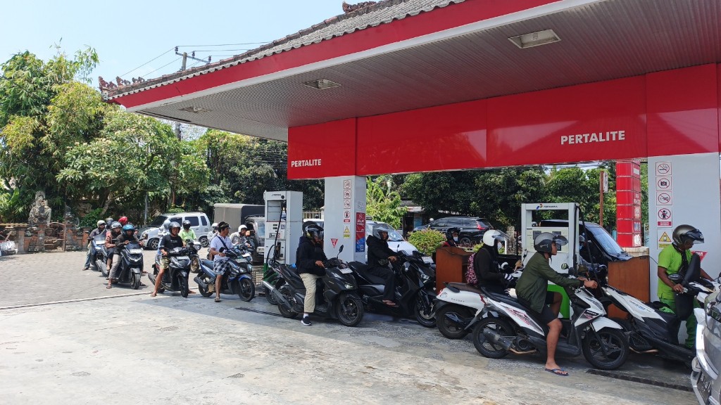 Pantau Distribusi BBM di 13 SPBU, Sat Reskrim Polres Klungkung Imbau Masyarakat Tetap Tenang dan Tidak Panic Buying