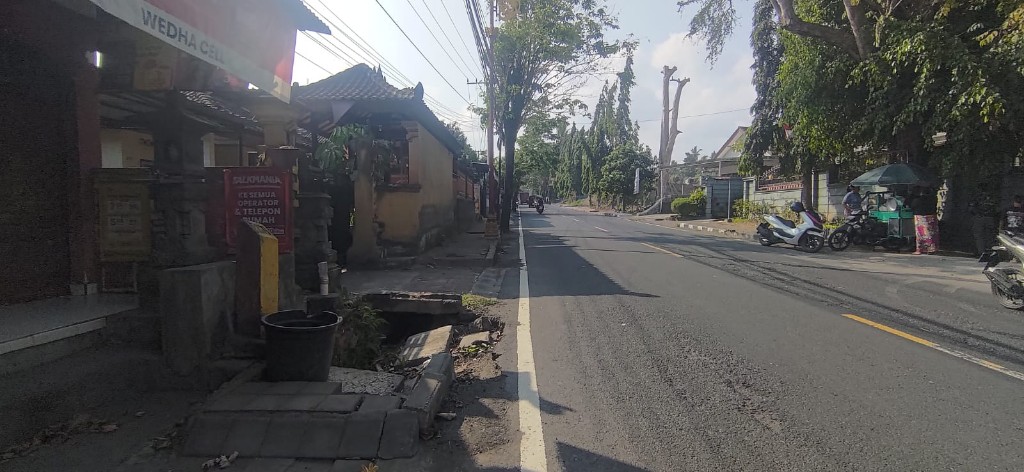 Trotoar Jalan A Yani Rusak