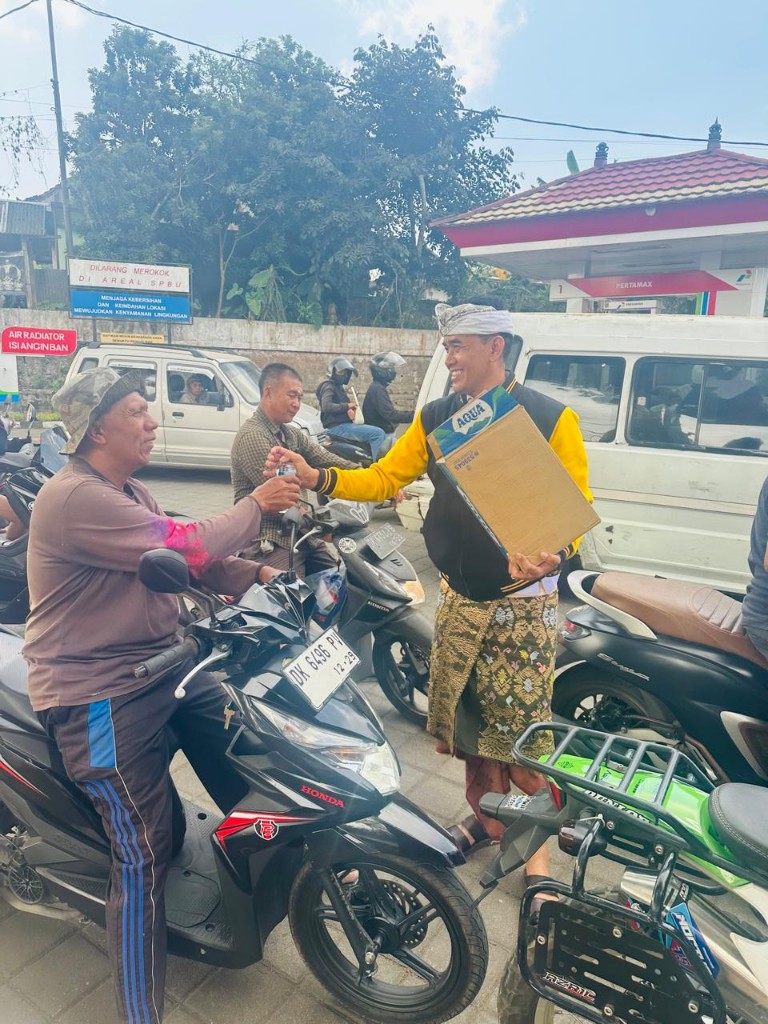 Anggota DPRD BangliI Bagikan Air Mineral kepada Pengantre BBM di...