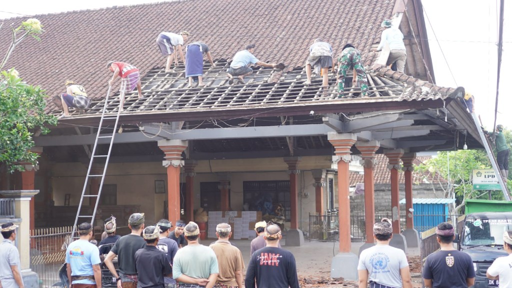 Sasaran Fisik TMMD Ke-130, Satgas Kodim 1610/Klungkung Turunkan Genteng Wantilan Pau 