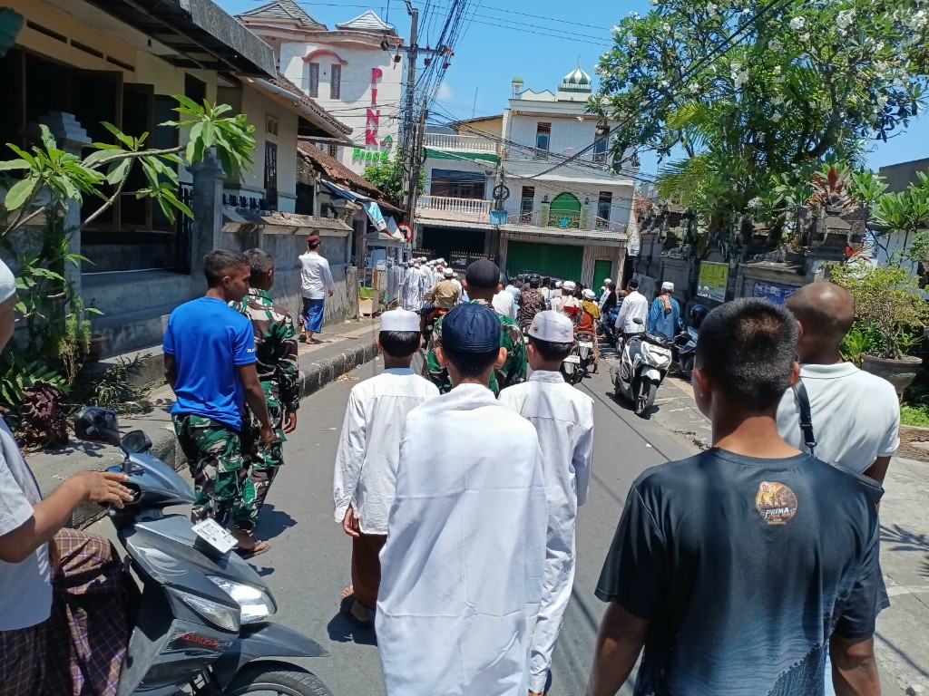 Di Sela Kesibukan TMMD Ke-130, Prajurit Satgas Kodim Klungkung Laksanakan Sholat Jumat di Masjid Agung Al Fattah 
