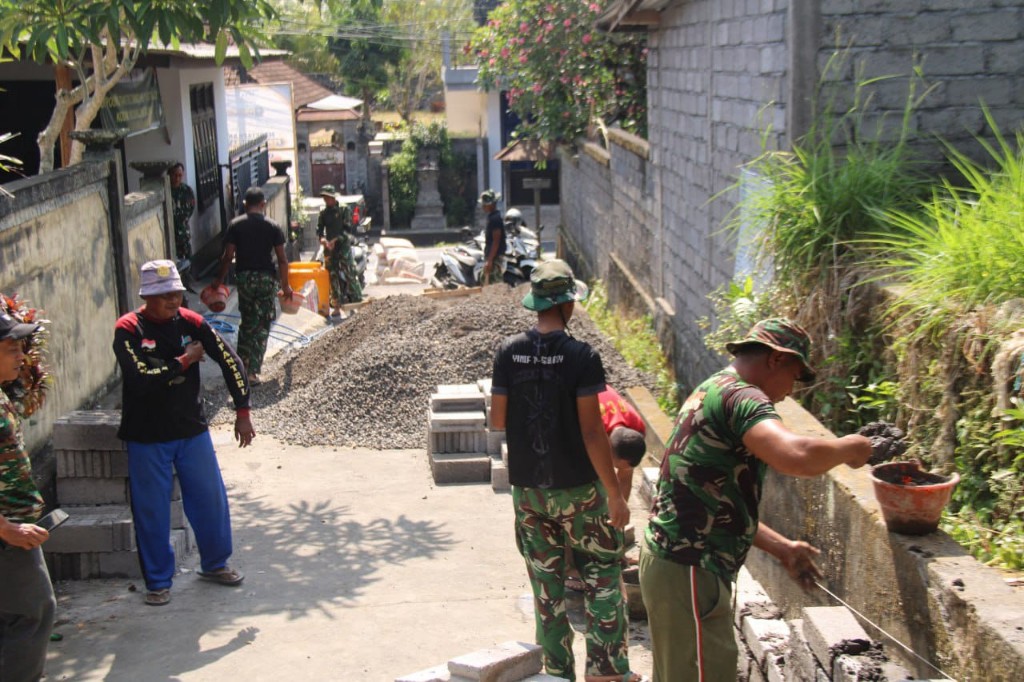 Progres 5 Persen, Satgas TMMD Ke-130 Kodim Klungkung Kebut Rabat Beton Jalan Pura Dalem Silaparang
