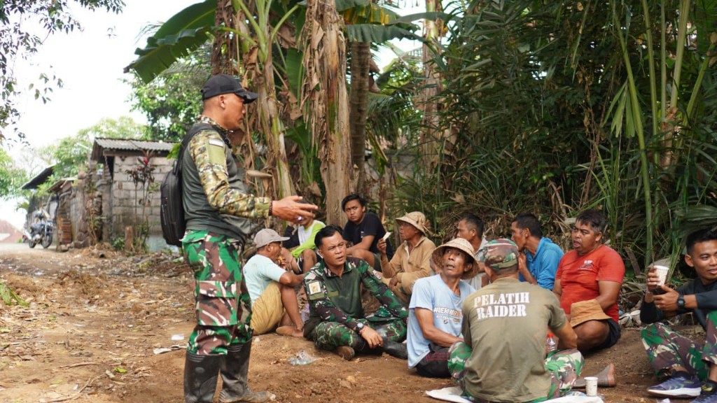 Kopi dan Jajanan Tradisional Jadi Saksi Keakraban Satgas TMMD Ke-130 Kodim 1610/Klungkung Bersama Warga