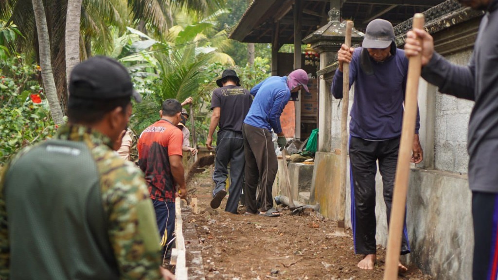 TNI dan Warga Kompak Kebut Sasaran Fisik TMMD Ke-130 Kodim 1610/Klungkung