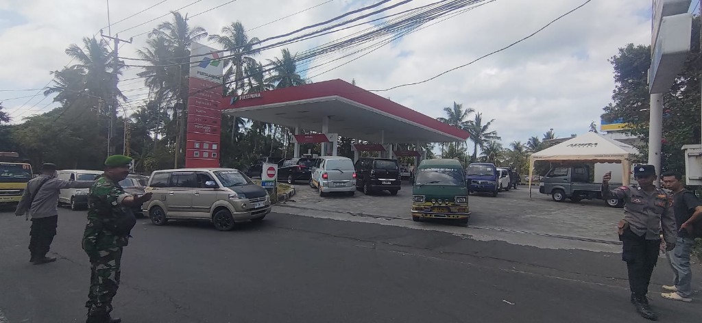 Antrean panjang di beberapa SPBU di Karangasem masih terjadi