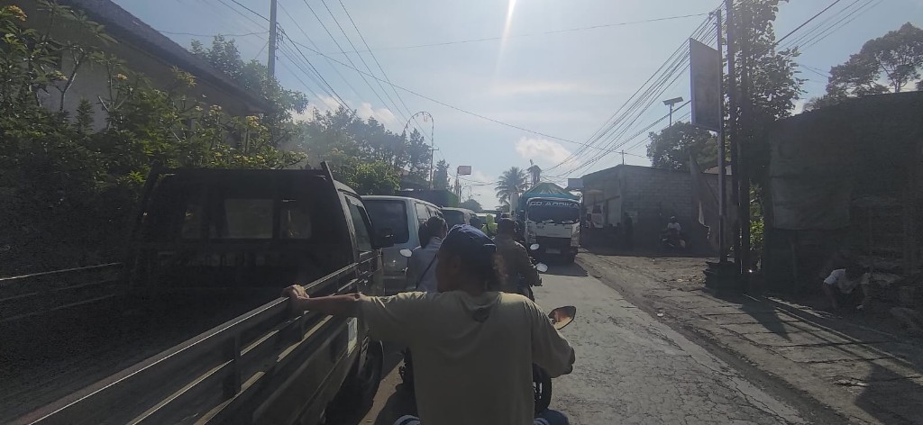 Ganjil genap diberlakukan, antrean panjang tetap terjadi, SPBU batasi pembelian Pertalite di Karangasem 