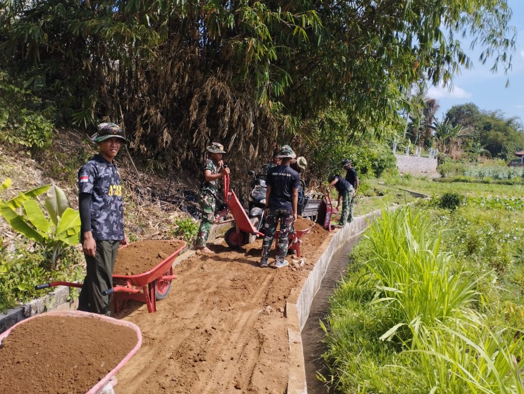 Berjibaku di Hari Sabtu, Satgas TMMD Ke-130 Kodim Klungkung Gelar Pengurugan Tanah Rabat Beton