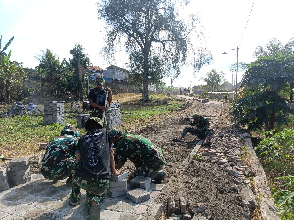 Jelang Dirabat Beton, Paving di Setra Penasan Mulai Ditata...