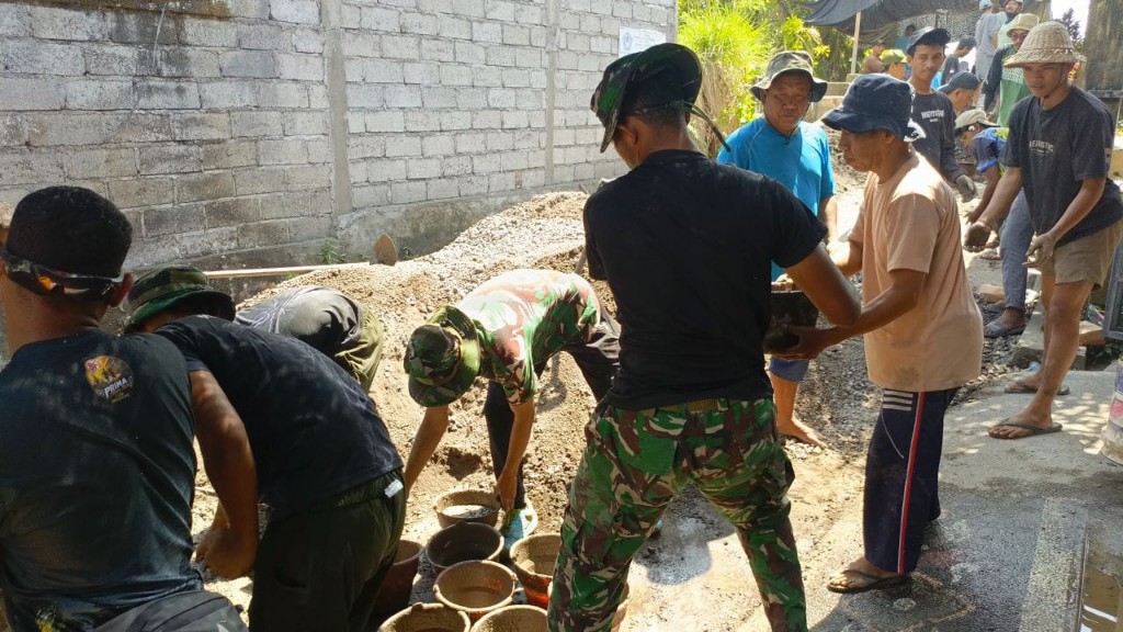 Rabat Beton Jalan Pura Dalem Sila Parang  Dicor, Letkol Sidik Pramono Tegaskan TMMD Adalah Kerja Bersama