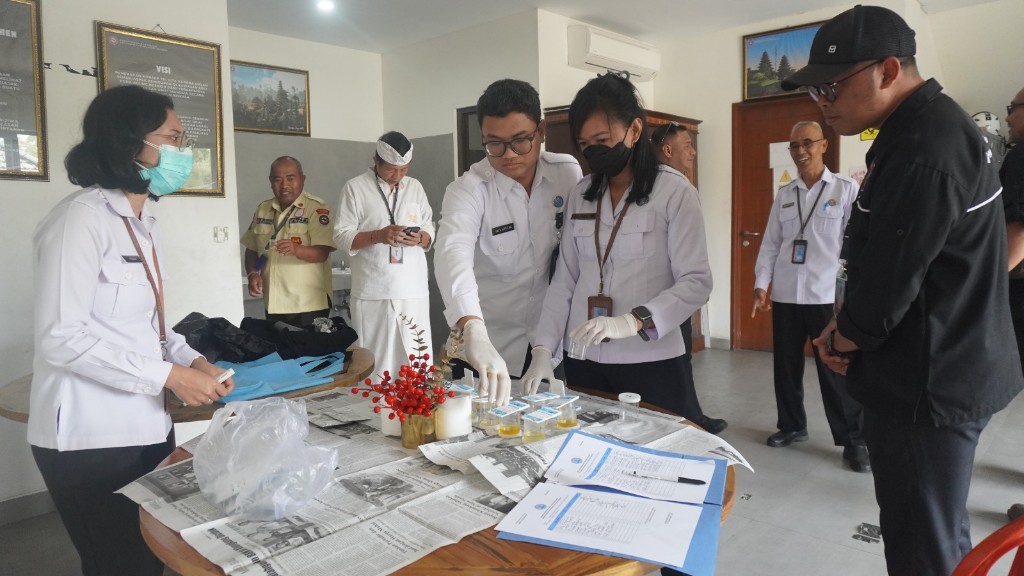 Jaga Kesucian Besakih dari Ancaman Narkotika, BNNK Karangasem Gandeng Badan Pengelola Kawasan Suci


Sebanyak 16 Pegawai Jalani Tes Urine, Seluruhnya Negatif

