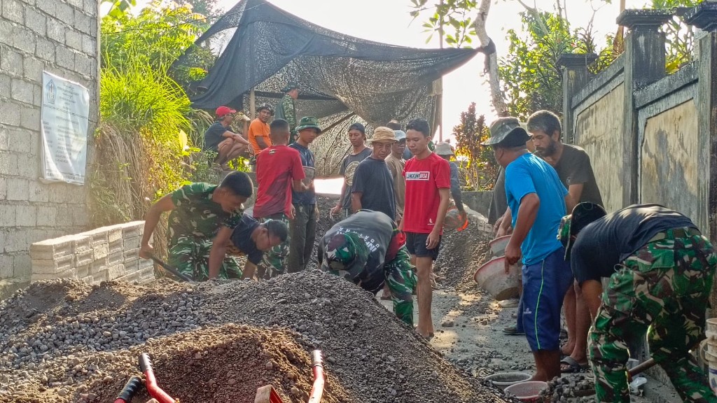 Wujudkan Akses Jalan Menuju Pura Lebih Baik, Rabat Beton Jalan Pura Dalem Sila Parang Dikebut Satgas TMMD Kodim Klungkung dan Masyarakat