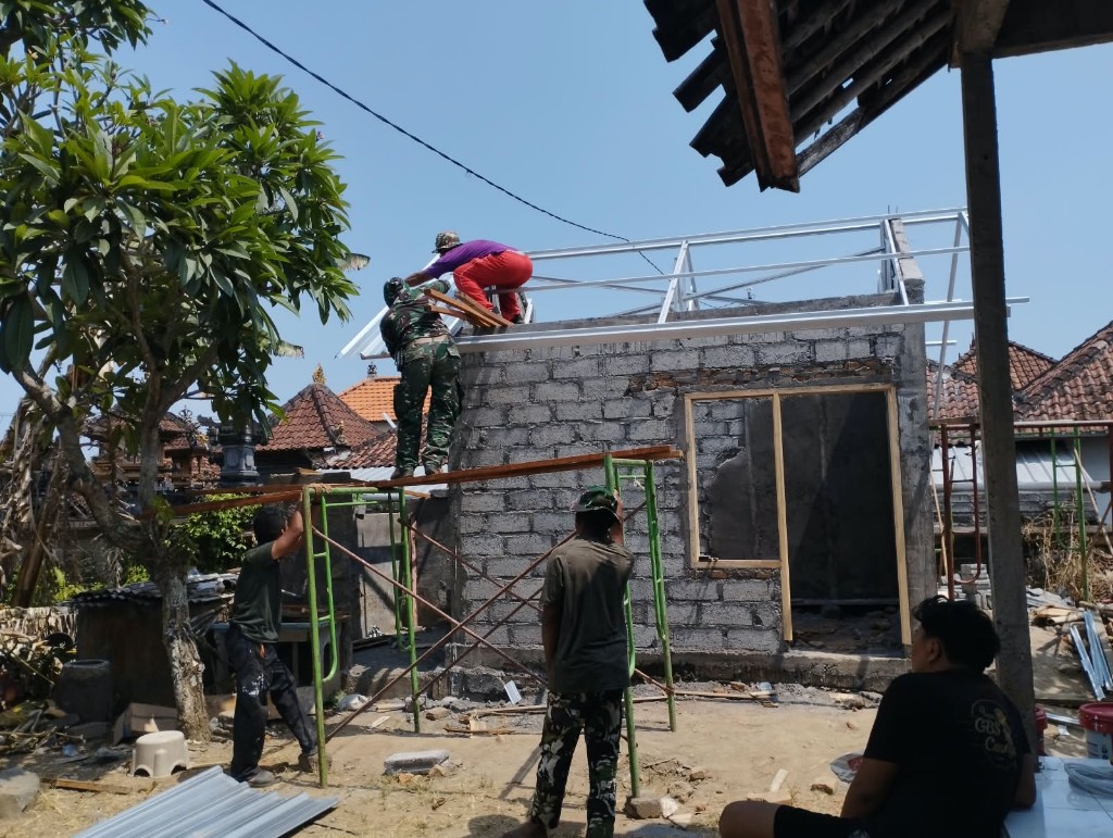 
Pastikan Sesuai Target, Dansatgas TMMD 130 Kodim Klungkung Tegaskan Kebut Rehab RTLH Made Santi
