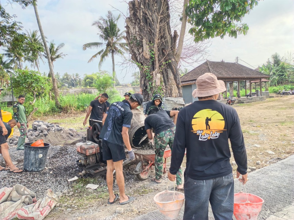 Terik Mentari dan Cuaca Panas Tak Surutkan Semangat Satgas TMMD Ke-130 Kodim Klungkung Lakukan Pengecoran