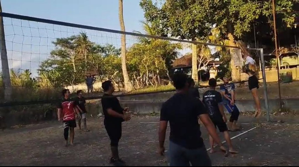 Seru!!, Satgas TMMD Kodim Klungkung Bersama Pemuda Main Volly Bareng