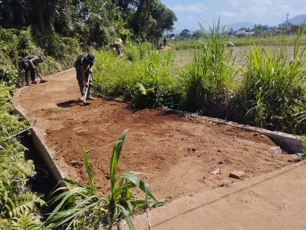 Matangkan Kesiapan Pengecoran, Satgas TMMD 130 Kodim Klungkung Finishing Pemadatan Tanah dan Dorong Material Ke Jalan Usaha Tani Tempek Dangin
