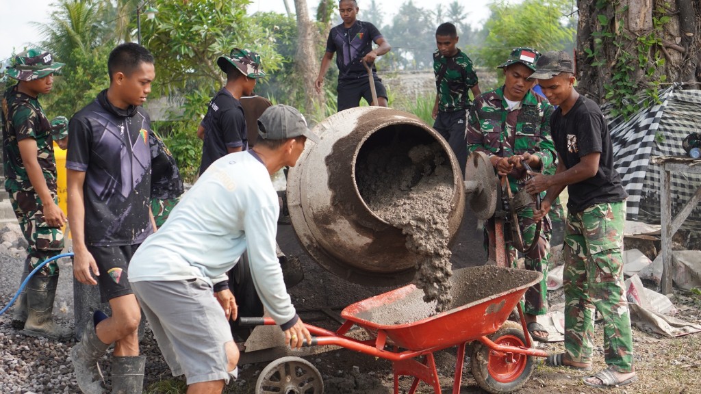 Molen Berputar Angkong Bergerak, Satgas TMMD 130 Kodim Klungkung Gempur Rabat Beton di Setra Penasan