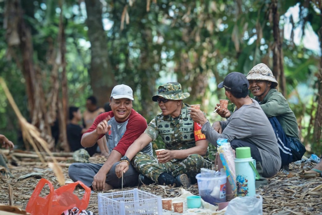Tanpa Alas Mewah Dibawah Pohon Bambu, Jeda Istirahat Cor Jalan Usaha Tani Jadi Wahana Silahturahmi Dansatgas TMMD Kodim Klungkung