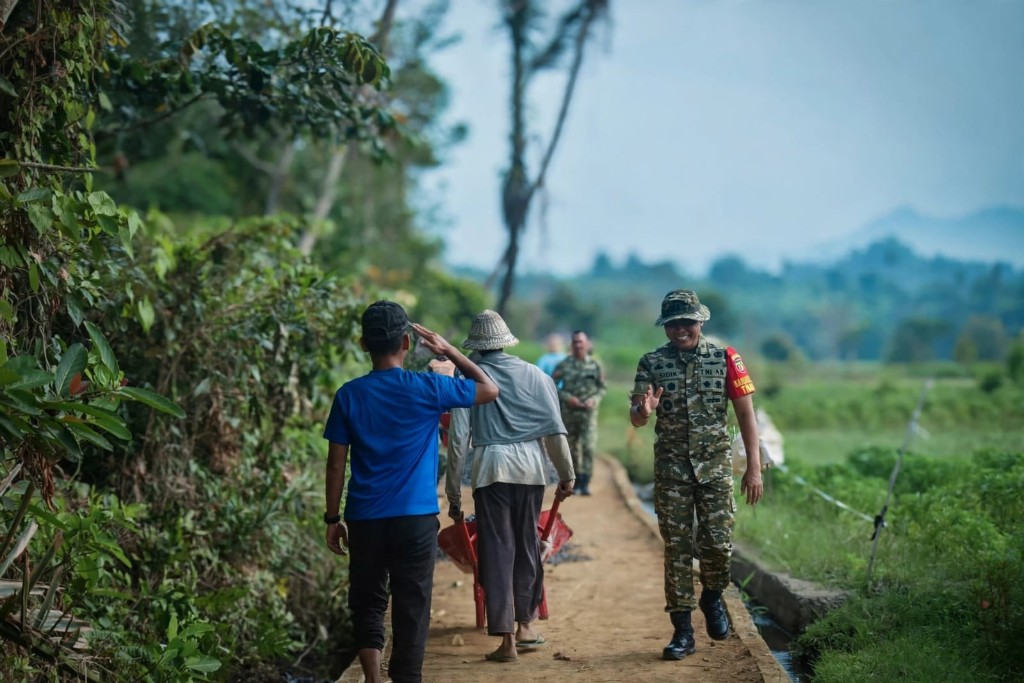 
Tak Mau Main-main, Dansatgas TMMD Klungkung Cek Langsung Progres dan  Kualitas Rabat Beton Jalan Usaha Tani Subak Penasan.