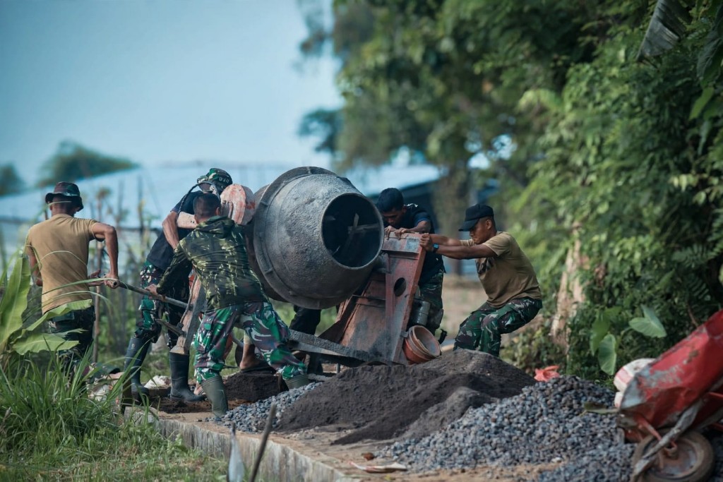 
Kejar Target! Rabat Beton Jalan Usaha Tani Diserbu Satgas TMMD...