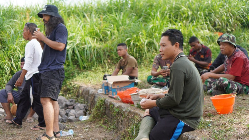Jeda Istirahat, Jadi Momen Akrab TNI Rakyat Di Pembangunan Balai Pesandekan TMMD 130 Kodim Klungkung