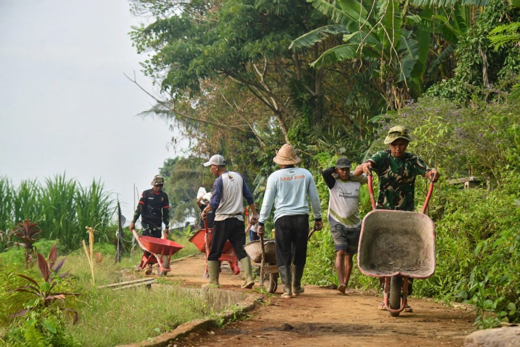 Molen dan Angkong Jadi Senjata Ampuh Satgas TMMD 130 Kodim Klungkung di Pengecoran Jalan Usaha Tani