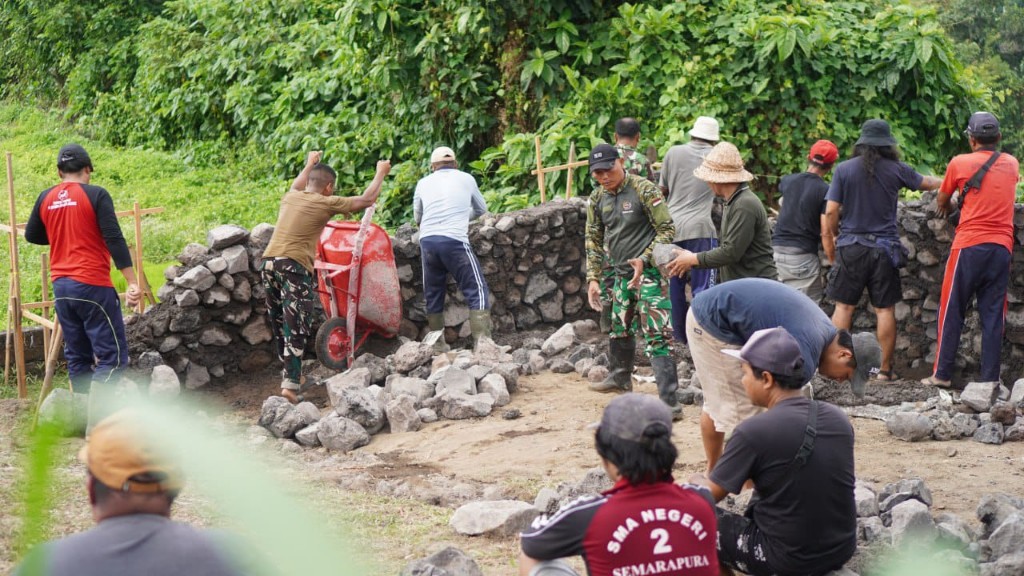 Pastikan Rampung Tepat Waktu, Satgas TMMD Kodim Klungkung dan Warga Gotong Royong Kebut Balai Pesandekan
