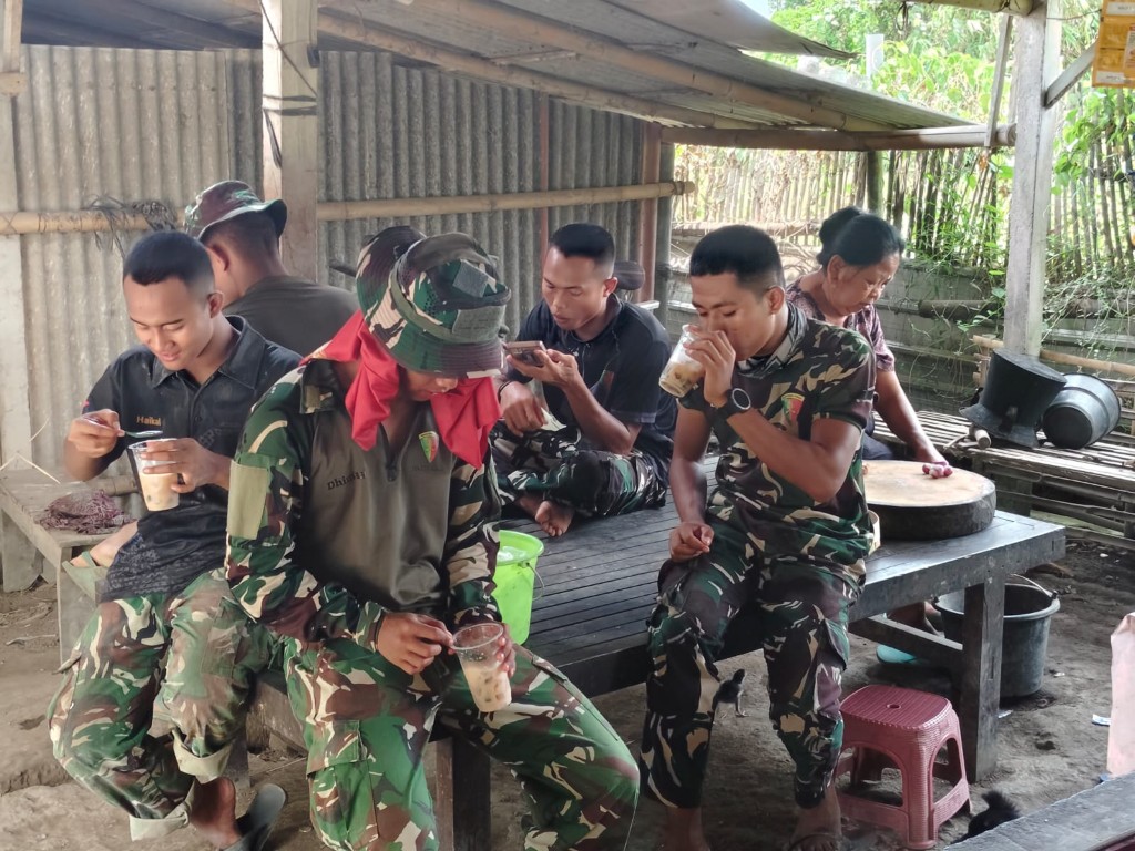 Warung Bu Suparjani Jadi Tempat favorit Satgas TMMD 130 Kodim Klungkung Saat Istirahat Di Rabat Beton Jalan Usaha Tani