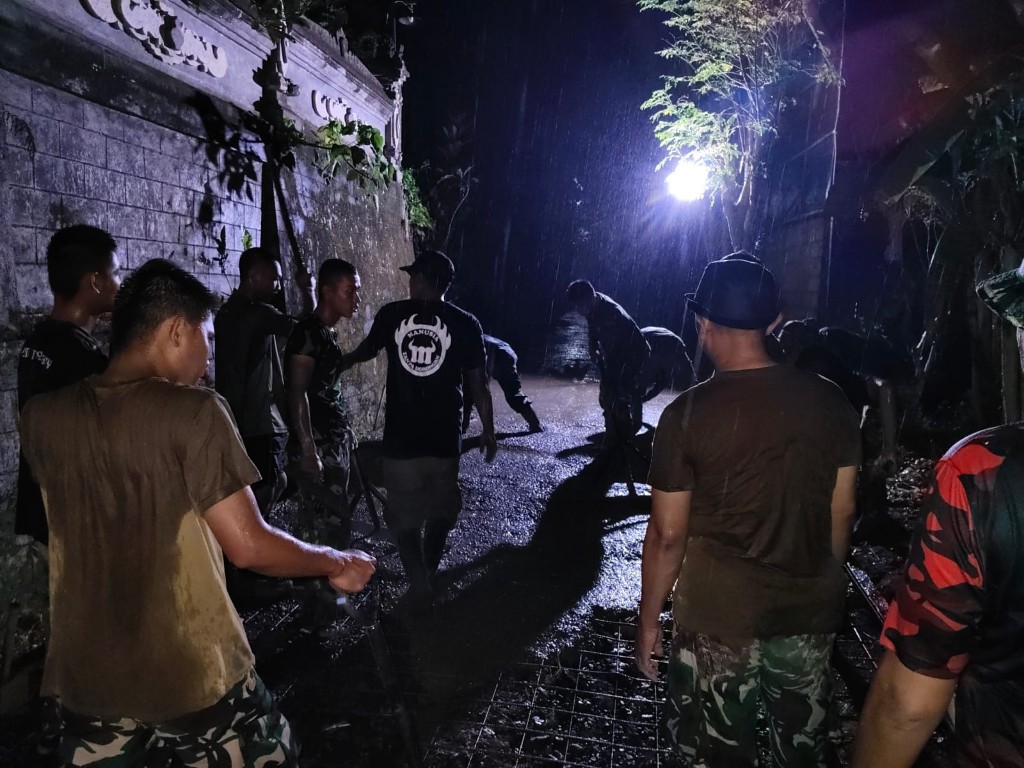 Pantang Mundur! Satgas TMMD Kodim Klungkung Lembur Cor Jalan Di Dusun Pau