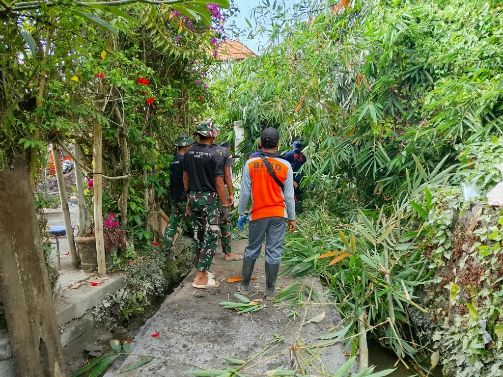 Satgas TMMD Kodim Klungkung Bersama BPBD dan Warga Bersihkan...